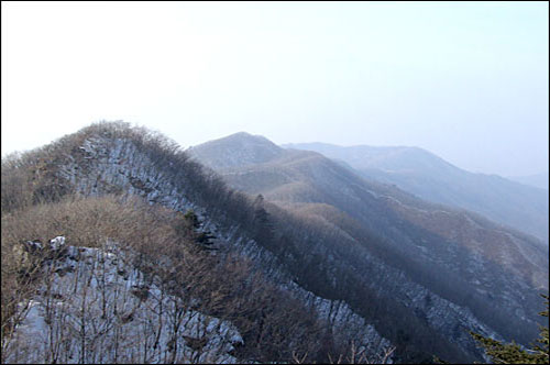 치악산은 주봉인 비로봉(1288m), 남대봉(1181m), 향로봉(1043m), 천지봉(1086m), 시명봉(1187m) 등으로 1000m 이상의 높은 봉우리들이 14km나 능선으로 이어져 있답니다 